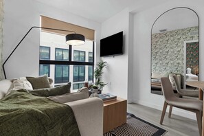 TV - Heart of Wynwood - Rooftop Pool - Balcony - New 1BD (Miami)