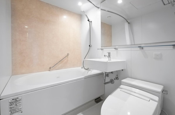 Une salle de bain moderne avec une baignoire, un lavabo et des toilettes.