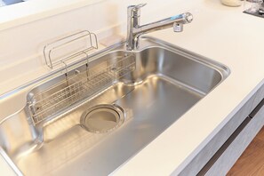 Kühlschrank, Mikrowelle, Herdplatte, Kochgeschirr/Geschirr/Besteck