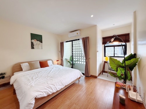 Mid-Century Modern Townhouse near jatujak park 7  3 bed 2 bath
 with bathtub.