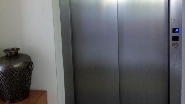A modern elevator with a digital display and a metallic finish. - Hotel D. Dinis (Leiria)