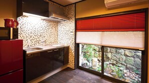 Refrigerador, microondas y utensilios de cocina 