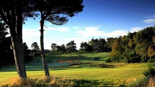 A golf course with trees and a clear sky. - Golf View Hotel & Macintosh Restaurant (Lossiemouth)