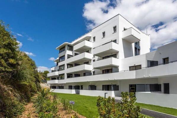 A modern multi-story building with balconies, surrounded by greenery. - Nemea Biarritz Les Hauts de Milady (Biarritz)