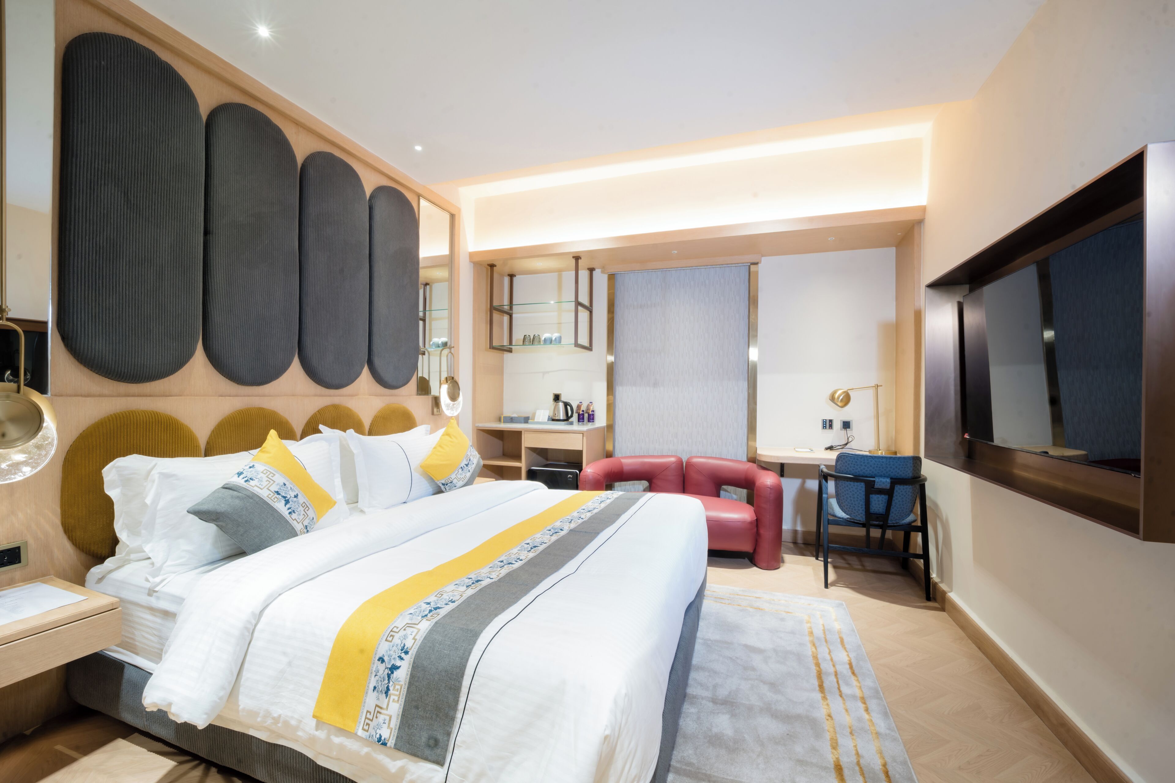 Habitación Premier, 1 cama de matrimonio grande | Caja fuerte, escritorio, cortinas opacas y tabla de planchar con plancha