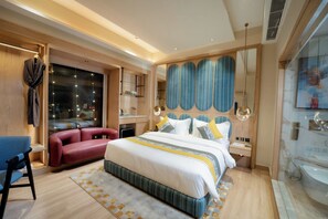 Habitación Premier, 1 cama de matrimonio grande | Caja fuerte, escritorio, cortinas opacas y tabla de planchar con plancha