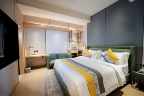 Habitación Premier, 1 cama de matrimonio grande | Caja fuerte, escritorio, cortinas opacas y tabla de planchar con plancha