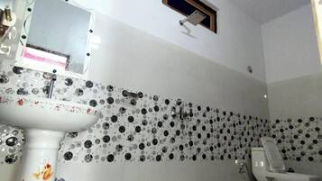 Phòng Deluxe | Phòng tắm | Đồ dùng nhà tắm miễn phí, khăn tắm, xà phòng, dầu gội