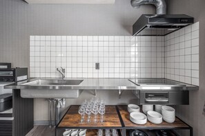 Refrigerador, microondas, parrilla de estufa y utensilios de cocina 