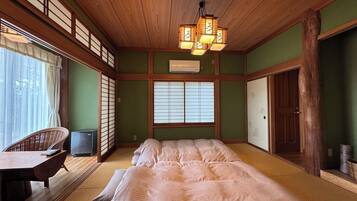 5 bedrooms, desk, free WiFi, bed sheets