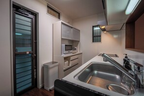 Kühlschrank, Mikrowelle, Herdplatte, Kochgeschirr/Geschirr/Besteck