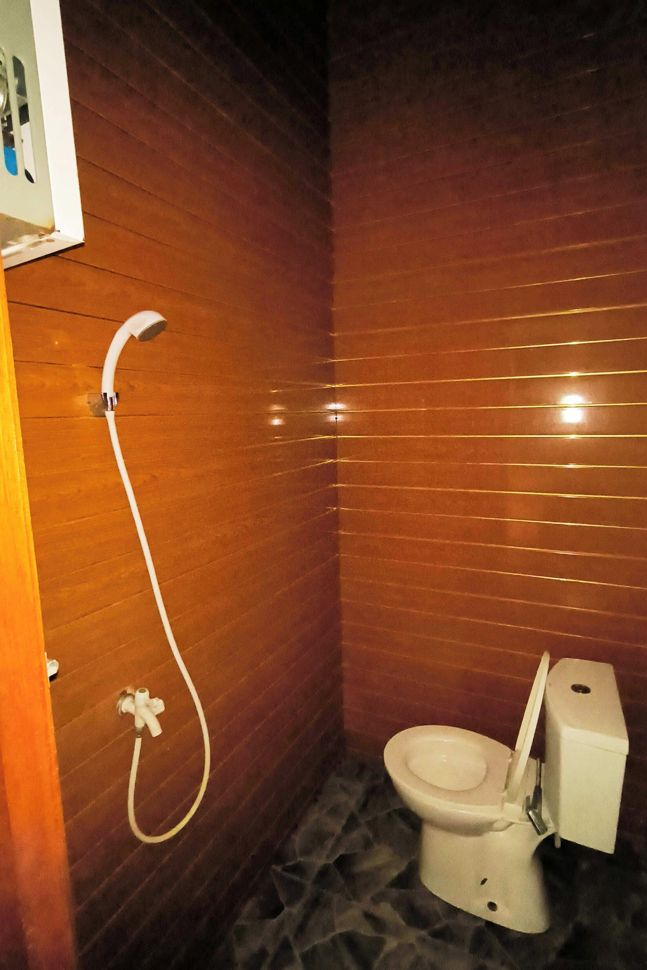 Standaard vierpersoonskamer | Badkamer | Een douche, gratis toiletartikelen, handdoeken, toiletpapier