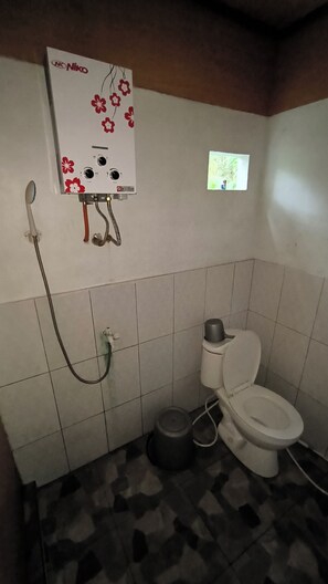 Deluxe-Dreibettzimmer | Badezimmer | Dusche, kostenlose Toilettenartikel, Handtücher, Toilettenpapier