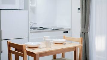 Fridge, microwave, stovetop, cookware/dishes/utensils