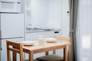 Geladeira, micro-ondas, cooktop, talheres/pratos/utensílios de cozinha