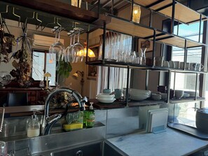 Fridge, microwave, stovetop, cookware/dishes/utensils - Kamakura Villa1 min to the BeachRooftopParking / Kamakura City Kanagawa (Kamakura City)