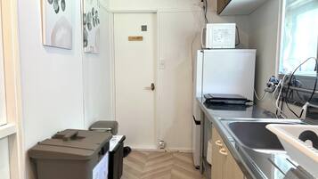 Refrigerador, microondas, parrilla de estufa y utensilios de cocina