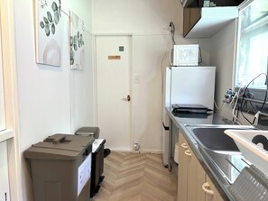 Refrigerador, microondas, parrilla de estufa y utensilios de cocina 