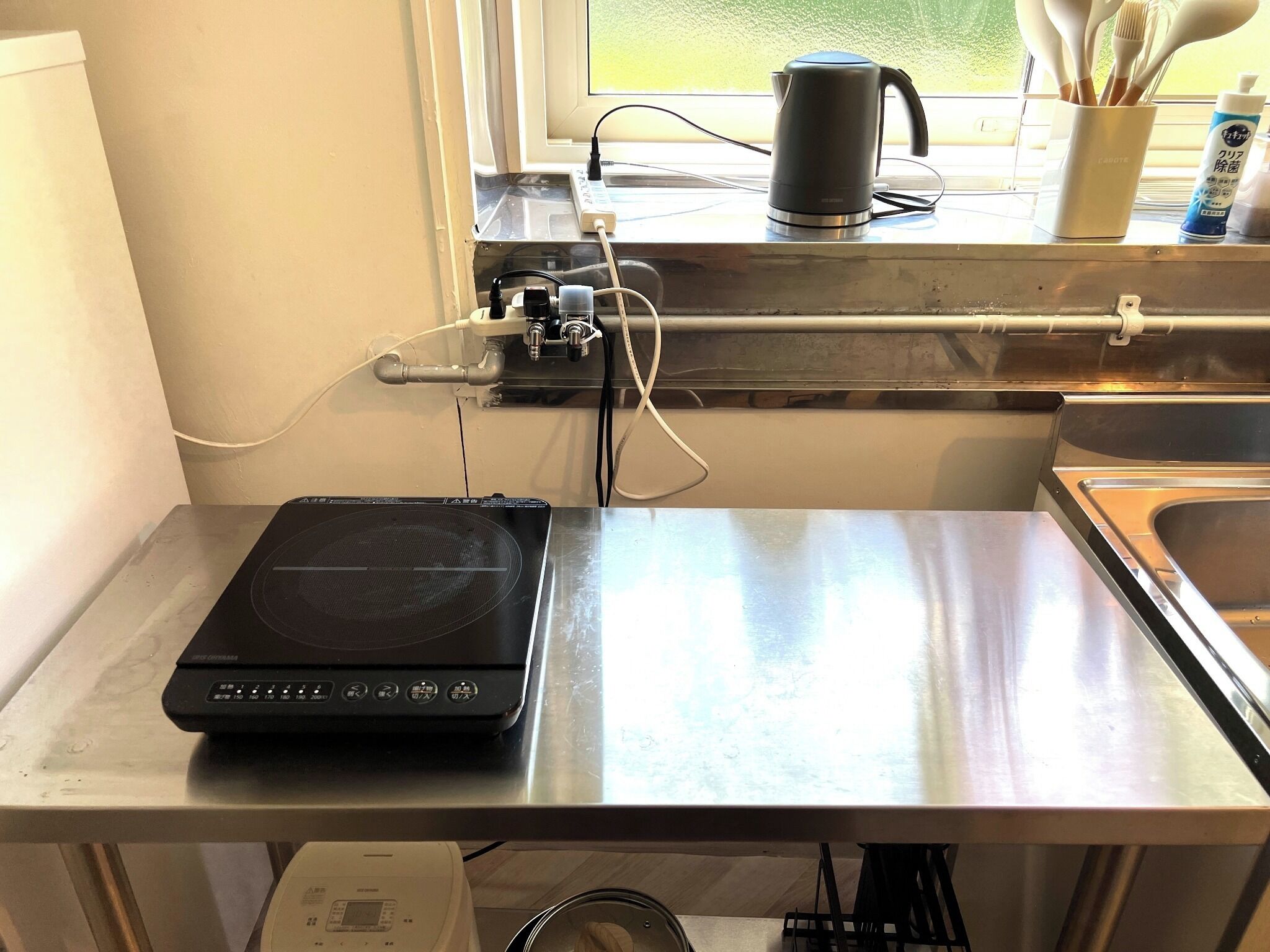 冷蔵庫、電子レンジ、コンロ、調理器具と食器