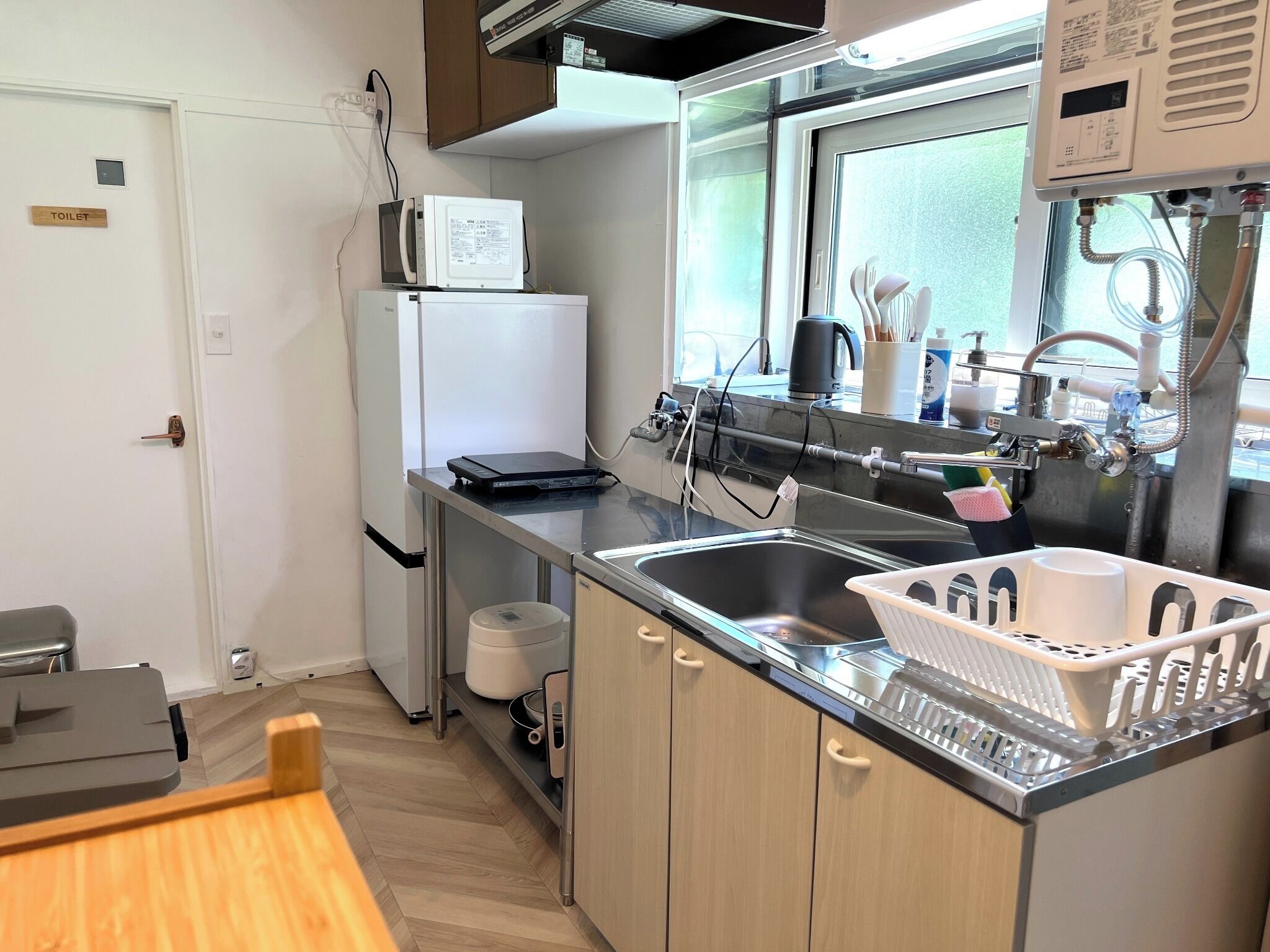 Een koelkast, een microgolfoven, een kookplaat