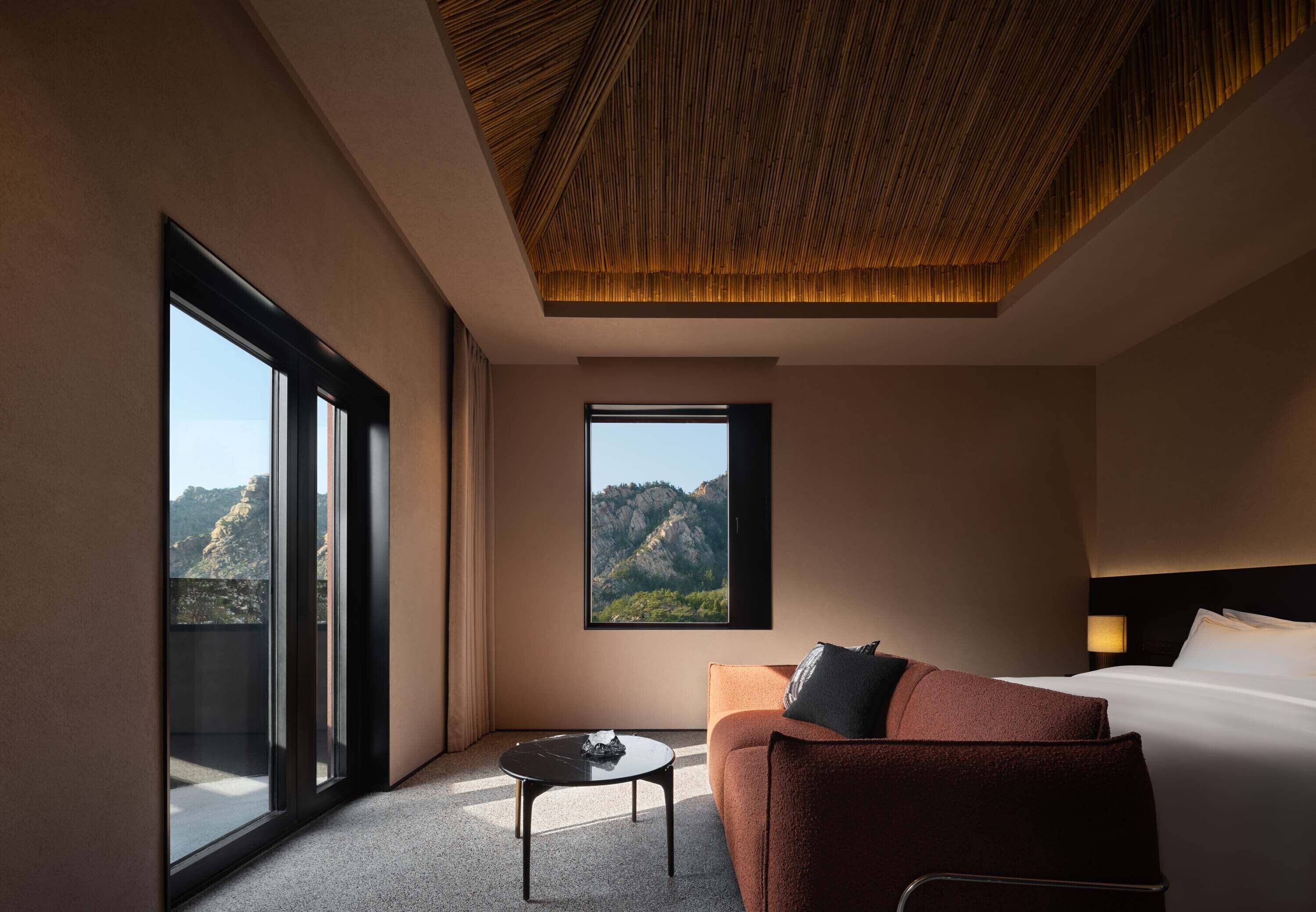 Luksus-dobbeltrom, terrasse, fjellutsikt | Oppholdsområde | LCD-TV, leker og strømmetjenester