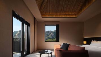 Luksus-dobbeltrom, terrasse, fjellutsikt | Oppholdsområde | LCD-TV, leker og strømmetjenester