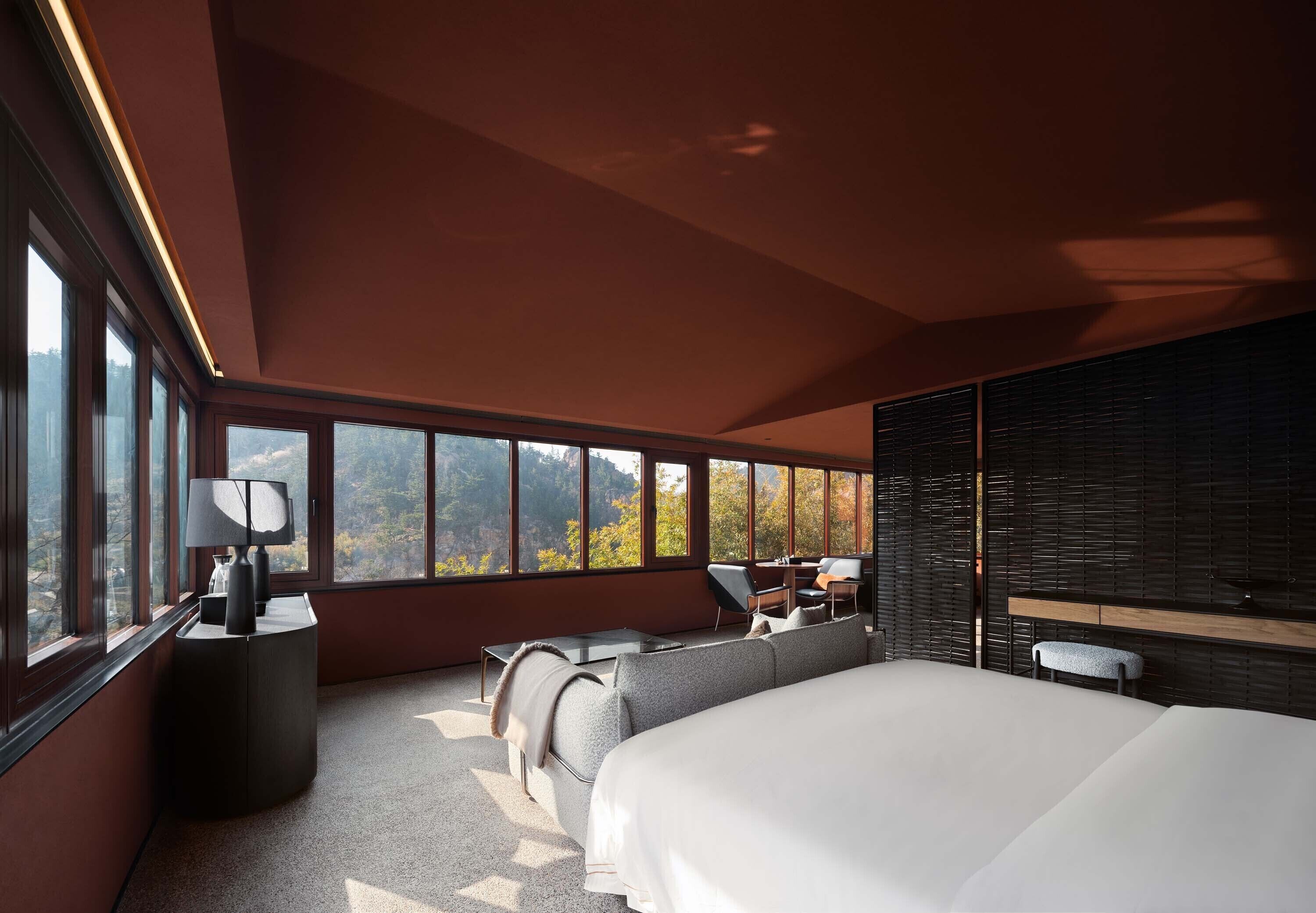 Minibar, escritorio y espacio para trabajar con laptop 