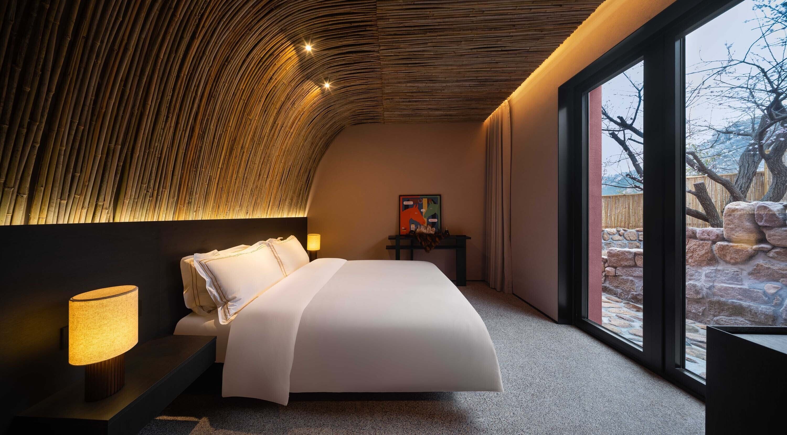 Suite Premier, patio, vista a la montaña | Minibar, escritorio y espacio para trabajar con laptop 