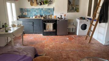 1 chambre, fer et planche à repasser, draps fournis