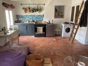 1 habitación, tabla de planchar con plancha y ropa de cama 