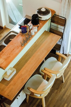 Fridge, microwave, stovetop, cookware/dishes/utensils - Entire house available for rent | Covered BBQ  ne / Sumoto City Hyōgo (Sumoto City)