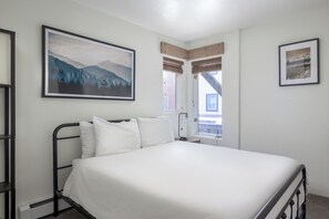 2 bedrooms, desk, iron/ironing board, Internet - Experience luxury at Double Diamond #5: a 2BR ski-in/ski-out gem in Telluride! (Telluride)
