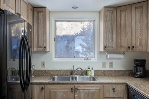 Fridge, microwave, oven, stovetop - Experience luxury at Double Diamond #5: a 2BR ski-in/ski-out gem in Telluride! (Telluride)