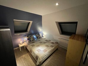 Iron/ironing board, WiFi, bed sheets