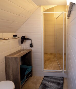 Hair dryer, towels, soap, toilet paper - Cozy vacation apartment with a view of the mountain lake. (Güntersberge)