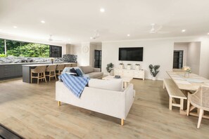 TV, offices - Rainforest Escape w/ Private Pool & Mountain Views (Caravonica)