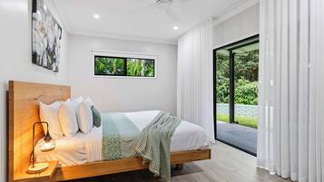 4 bedrooms, iron/ironing board, WiFi, bed sheets