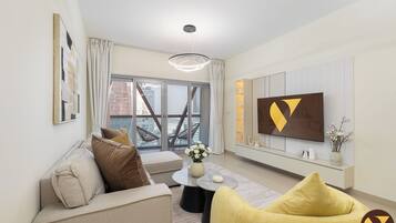 Luksusleilighet, balkong, byutsikt | Oppholdsområde | En 65-tommers smart-TV med kabel-kanaler