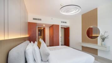 Luksusleilighet, balkong, byutsikt | Sengetøy i egyptisk bomull, sengetøy av topp kvalitet og safe på rommet