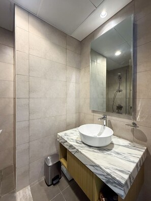 Bathroom - Lavish-luxury facilities in Aykon city (Dubai)