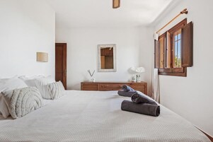 Villa, 6 habitaciones, patio, vistas al mar | Caja fuerte, tabla de planchar con plancha, wifi gratis