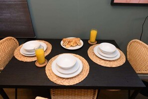 Dining - Benjamin Suite Modern 3BR Apartment with Parking (Cardiff)
