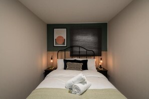 Free WiFi - Benjamin Suite Modern 3BR Apartment with Parking (Cardiff)