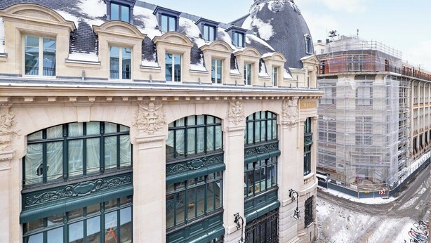 Un edificio storico con finestre elaborate e una cupola.