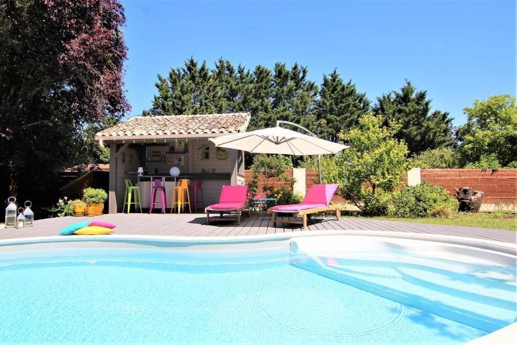 Piscine extérieure (ouverte en saison), parasols de plage