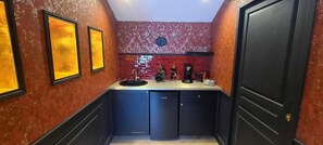 Luxury Suite, Private Bathroom | Interior