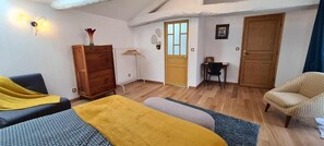 Deluxe-Doppelzimmer, eigenes Bad, Blick auf den Innenhof | Innenbereich