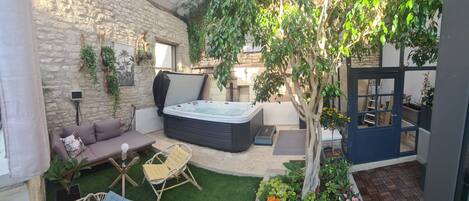 Badstue, boblebad, kroppsbehandlinger og dypvevsmassasje