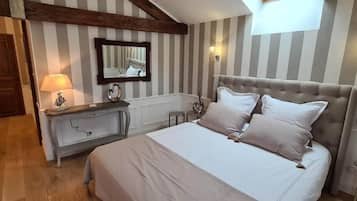 Luksussuite, privat bad | Blendingsgardiner, lydisolert, strykejern/-brett og wi-fi (inkludert)