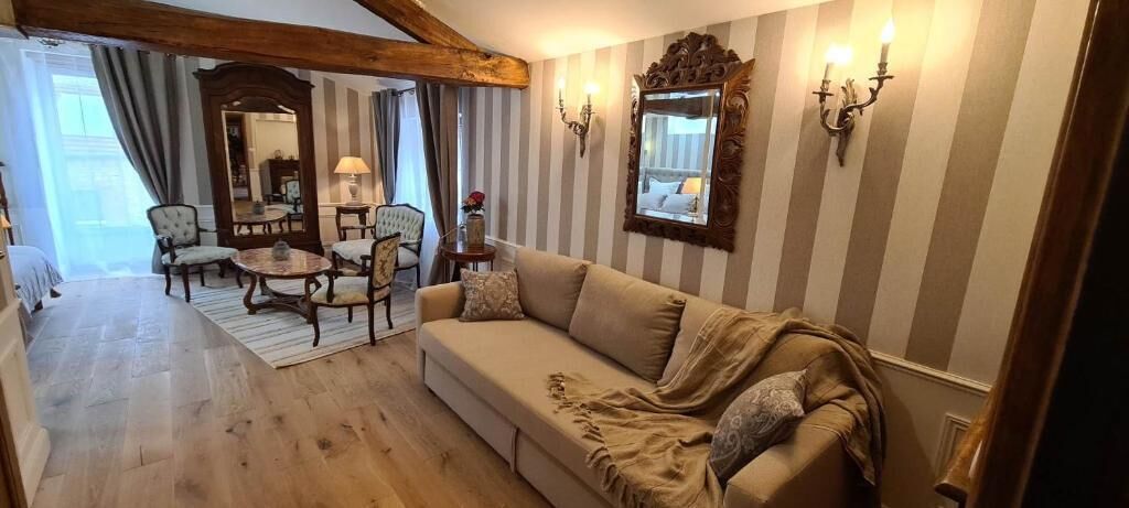 Luxury Suite, Private Bathroom | Living area